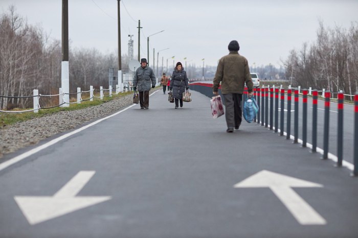 Восстановленный мост в Станице Луганской