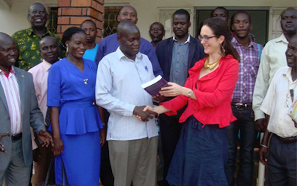 Сара Ноувен презентує в Уганді свою книгу “Комплементарність на лінії вогню: Міжнародний кримінальний суд як каталізатор
процесів в Уганді та Судані”