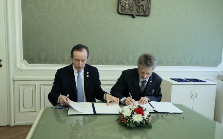 Главы сенатов Польши и Чехии призвали ЕС и НАТО срочно дать Украине оружие, - Перебийнис