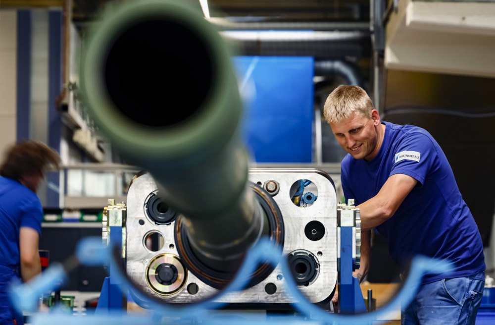 Модернізація німецького основного бойового танка Leopard на заводі Rheinmetall AG в Унтерлюсі , Німеччина, 6
червня 2023 р.