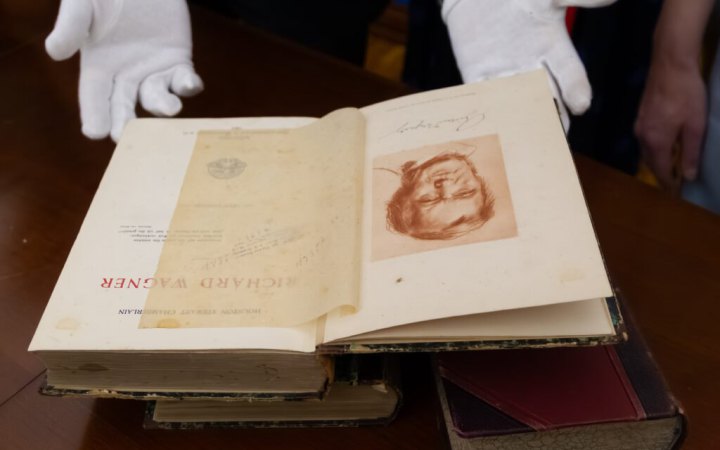 Німеччина повернула Україні вісім унікальних друкованих видань XIX-XX століть