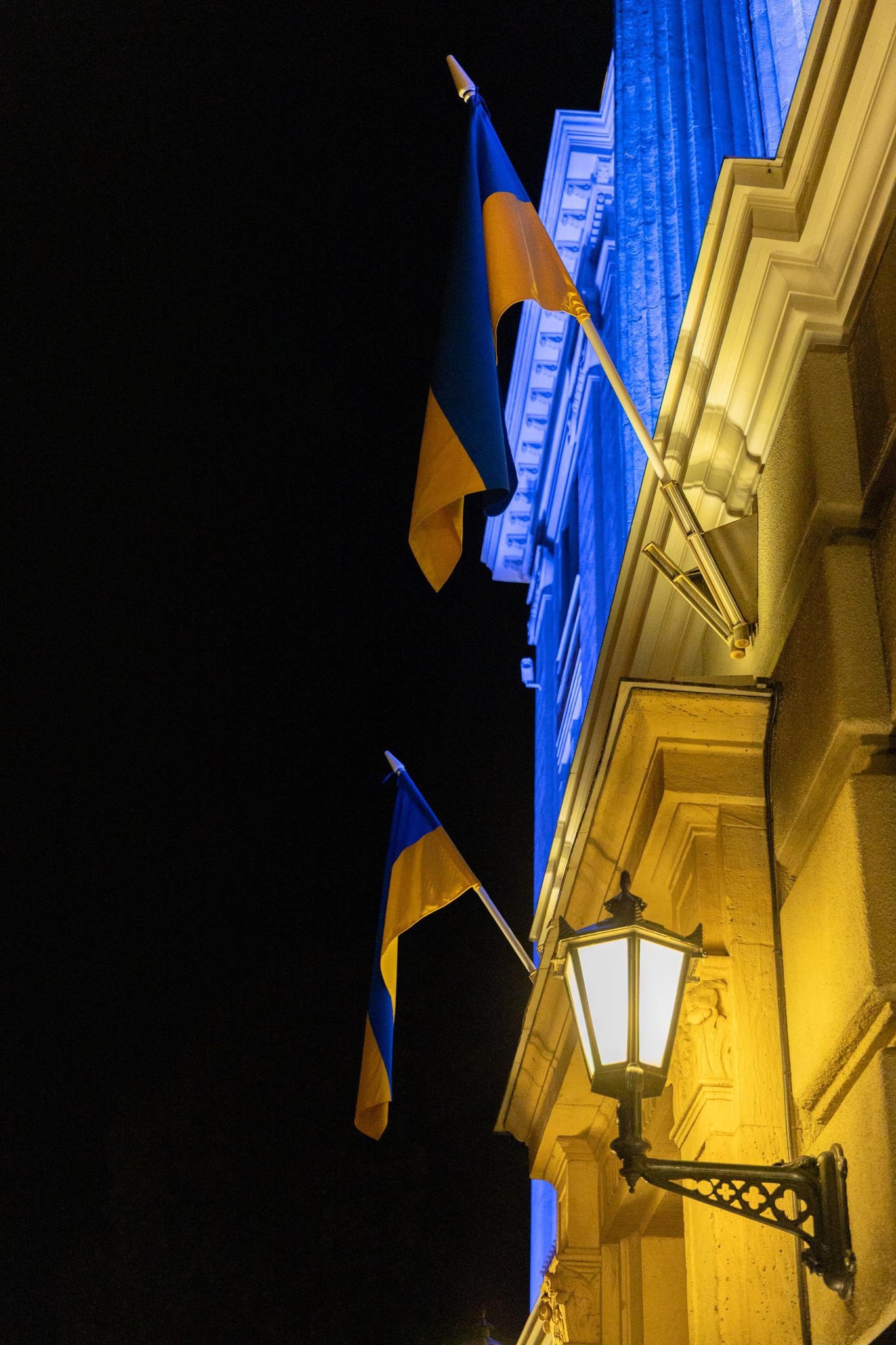 українські прапори на будівлі МЗС Латвії