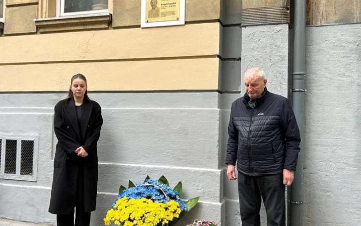 У Львові на місці вбивства Парубія встановили меморіальну дошку і посадили дерево