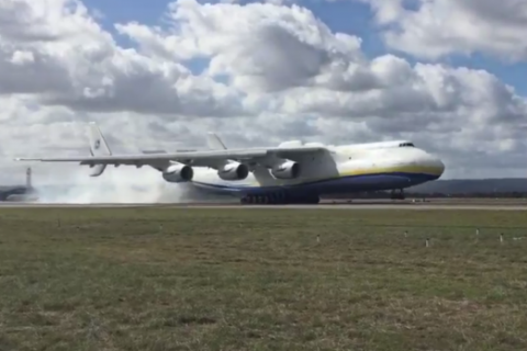 Десятки тысяч человек встретили украинский самолет "Мрия" в Австралии