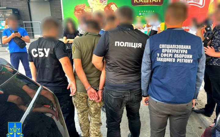 Працівника військкомата на Хмельниччині викрили на одержанні $4500 хабаря