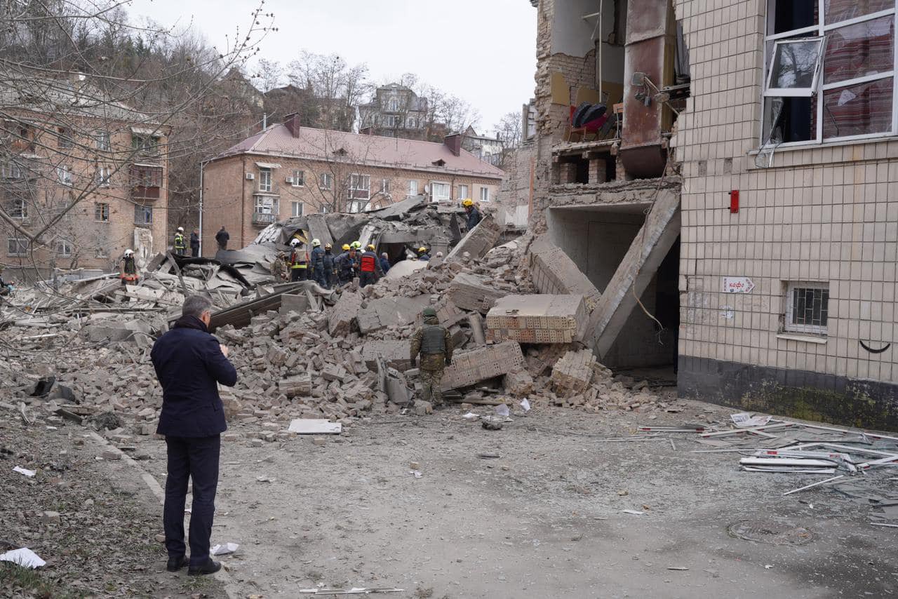 Зруйнована частина будівлі Академії декоративно-прикладного мистецтва і дизайну імені М. Бойчука після обстрілу Києва