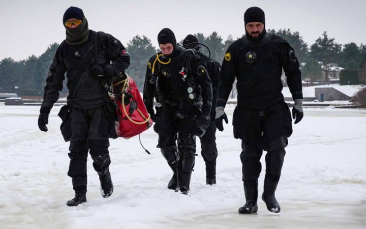 Водолази тиждень шукають водія автомобіля, який провалився під кригу на Київському морі