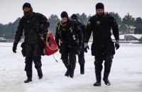 Водолази тиждень шукають водія автомобіля, який провалився під кригу на Київському морі