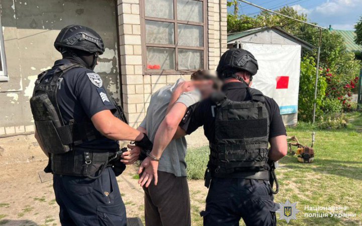 На Вінниччині під час похорону бійця чоловік ходив по подвір’ю, обгорнувшись російським триколором