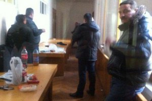 В Киевской ОГА "титушки" готовятся к возможному штурму евромайдановцев