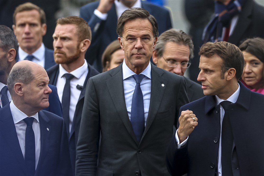 Зліва направо: канцлер Німеччини Олаф Шольц, прем’єр-міністр Нідерландів Марк Рютте і президент Франції Емманюель Макрон під час неформального саміту ЄС у Празі, 7 жовтня 2022 р.