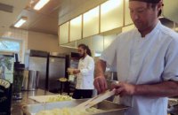 Ресторан, где еду готовят из остатков, открылся в столице Финляндии