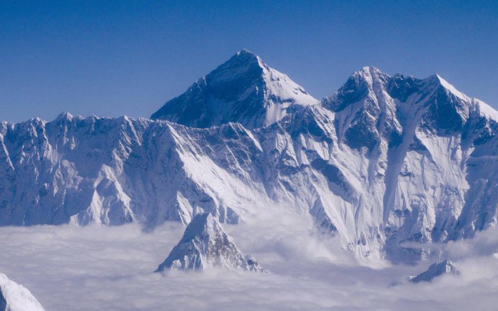 Близько тисячі людей застрягли на Евересті через негоду 