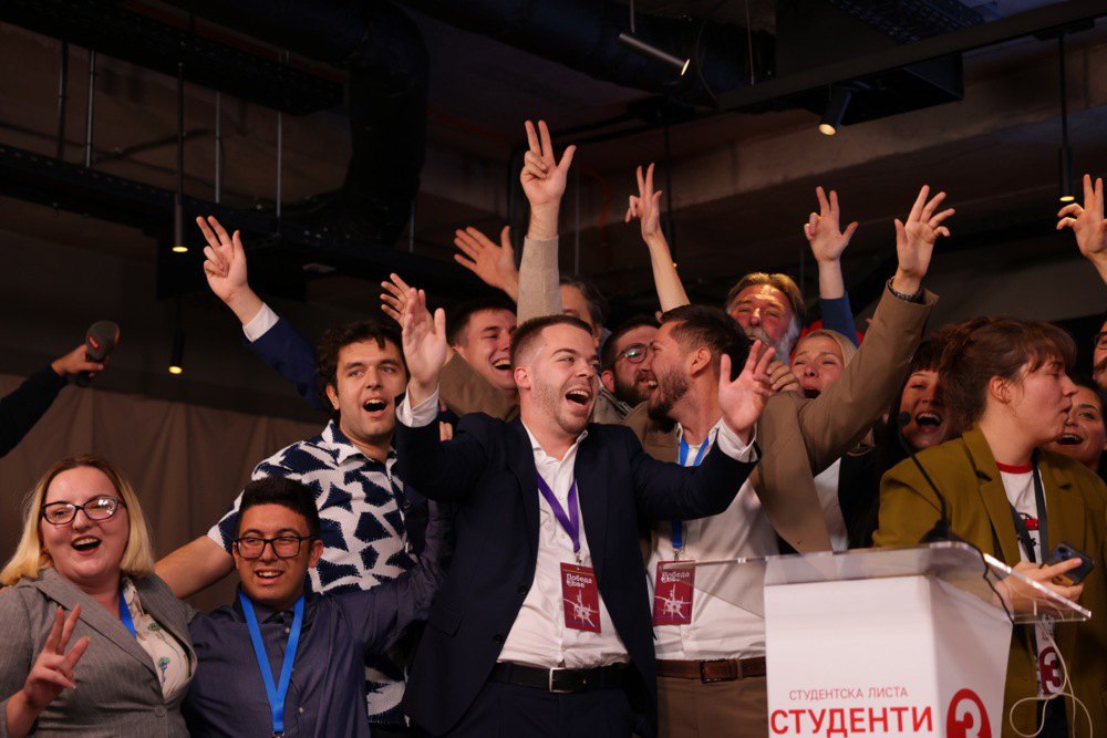Прихильники святкують перемогу «Студентського списку» у штабі руху після позачергових парламентських виборів у Белграді, 25 жовтня 2026 року.