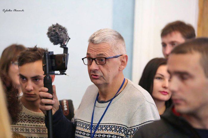 Журналіст Вадим Комаров (у центрі) помер після жорстокого побиття у травні