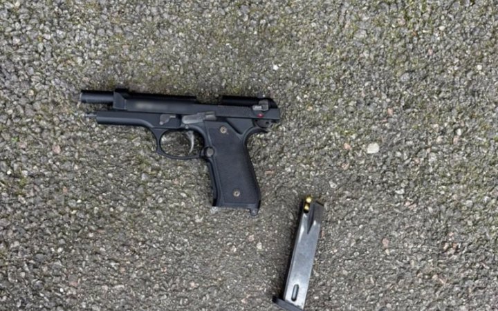 У Києві затримали п'яного чоловіка з предметом, схожим на пістолет