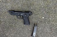 У Києві затримали п'яного чоловіка з предметом, схожим на пістолет