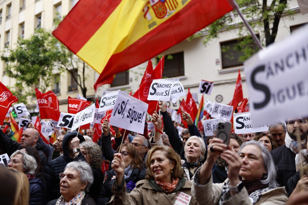Прихильники Соціалістичної партії Іспанії мітингують на підтримку прем'єр-міністра Санчеса. 27 квітня 2024 року
