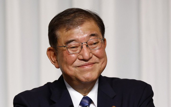 Прем'єр-міністр Японії планує залишитися на посаді попри численні заклики до відставки