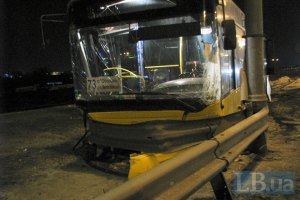 В Киеве автобус с 30 пассажирами протаранил отбойник и едва не слетел с обрыва