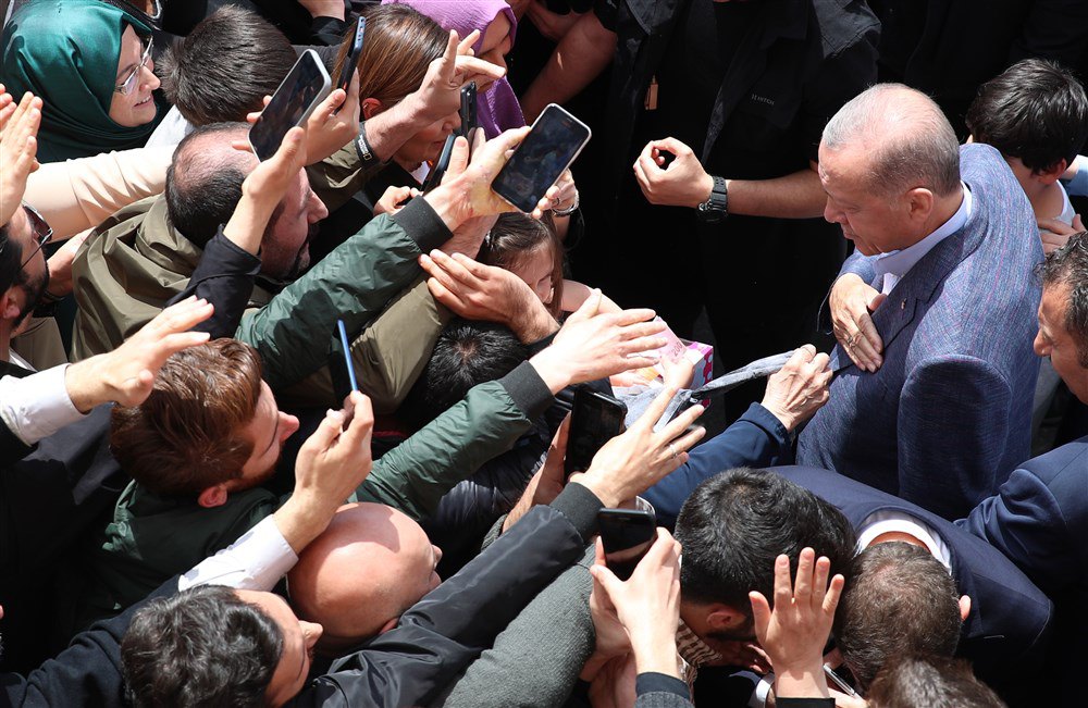 Президент Туреччини Реджеп Ердоган вітає прихильників після голосування на виборчій дільниці в Стамбулі, 14 травня 2023 р.