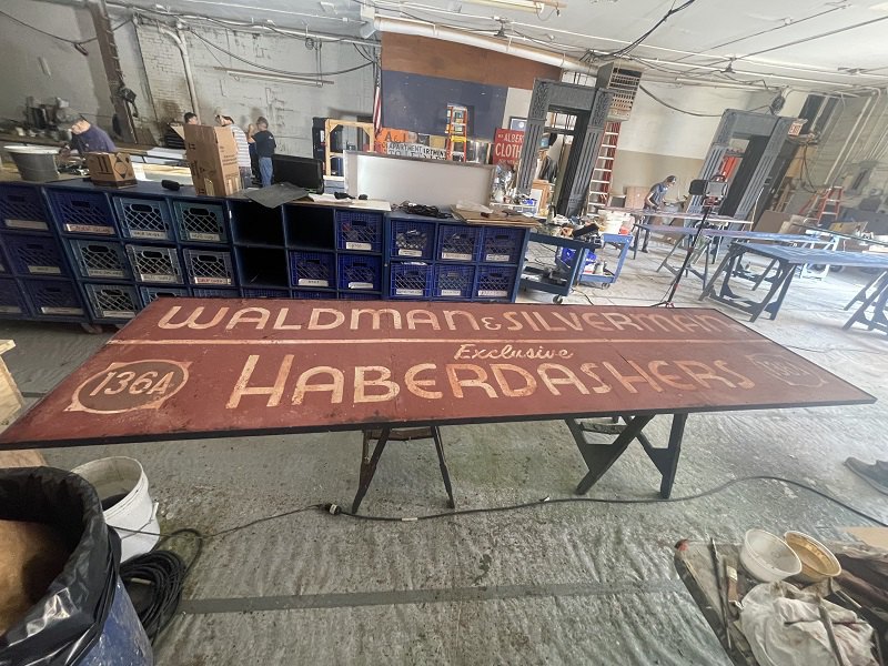 декорації фільму «Марті Супрім. Геній комбінацій»