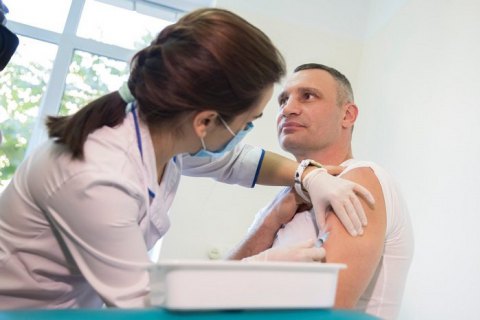 Кличко сделал прививку против дифтерии и столбняка и призвал следовать его примеру