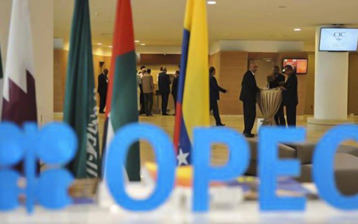 Країни ОПЕК+ домовилися про скорочення видобутку нафти на 5,86 млн барелів на день до 2025 року, - CNN