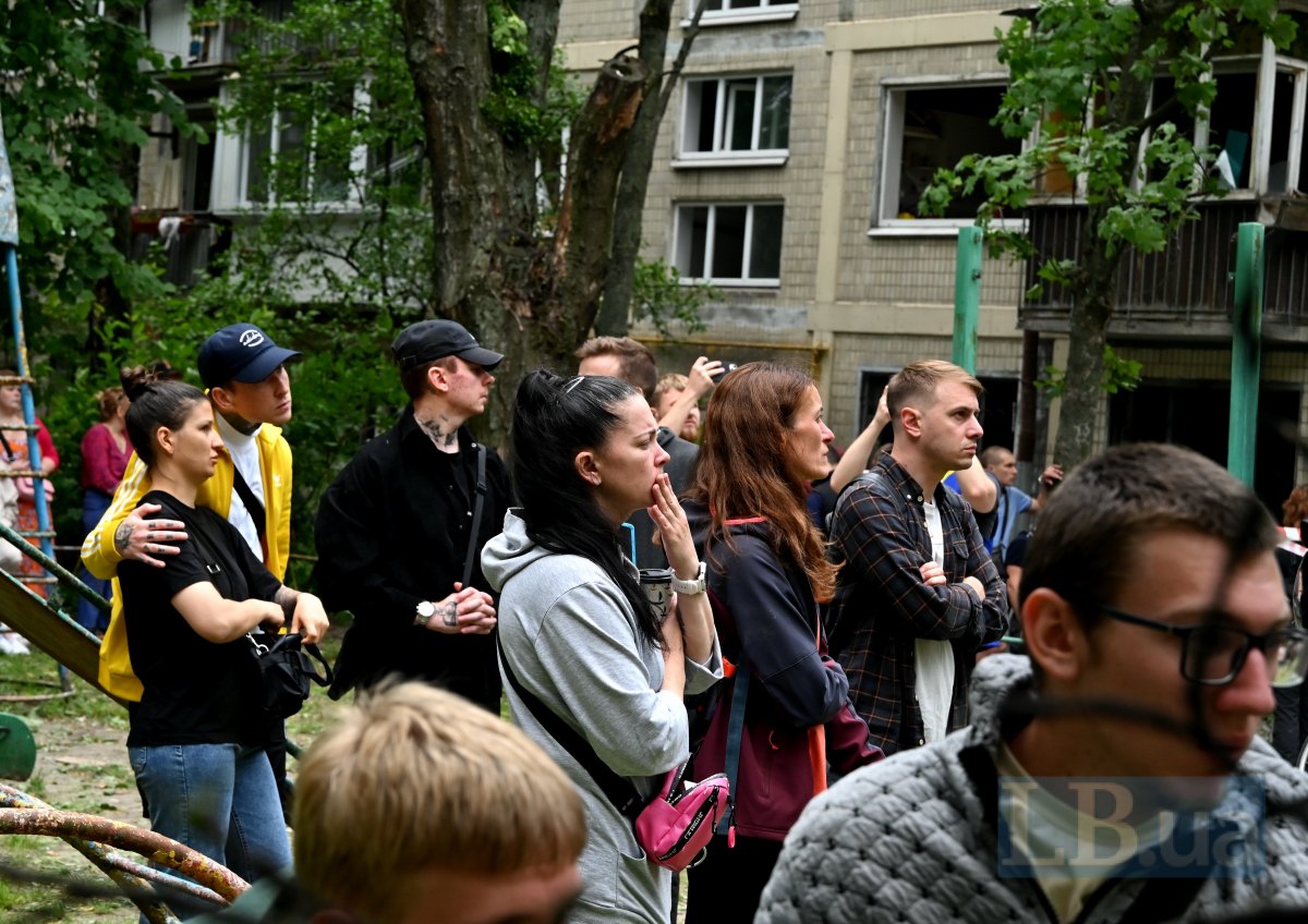 Люди чекають на звістку про друга