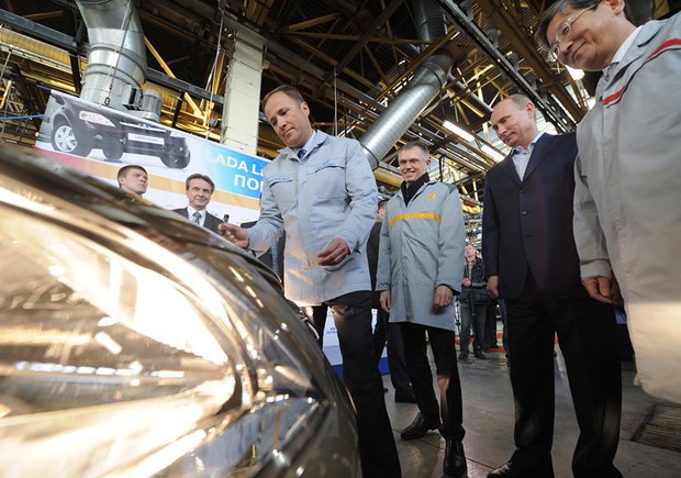 Путин, еще премьер-министр, с представителями компаний Renault и Nissan на заводе АвтоВАЗ в Тольятти во время презентации Лады
Largus, 04 апреля 2012 года