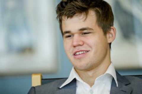 Карлсен защитил титул чемпиона мира по шахматам 