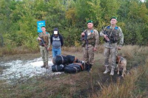 Прикордонники Луганського загону затримали чоловіка, який ніс із Росії 500 шапок