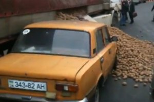 В центре Киева "Жигули" завалило картошкой