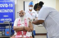 Премьер Индии сделал прививку отечественной вакциной от COVID-19
