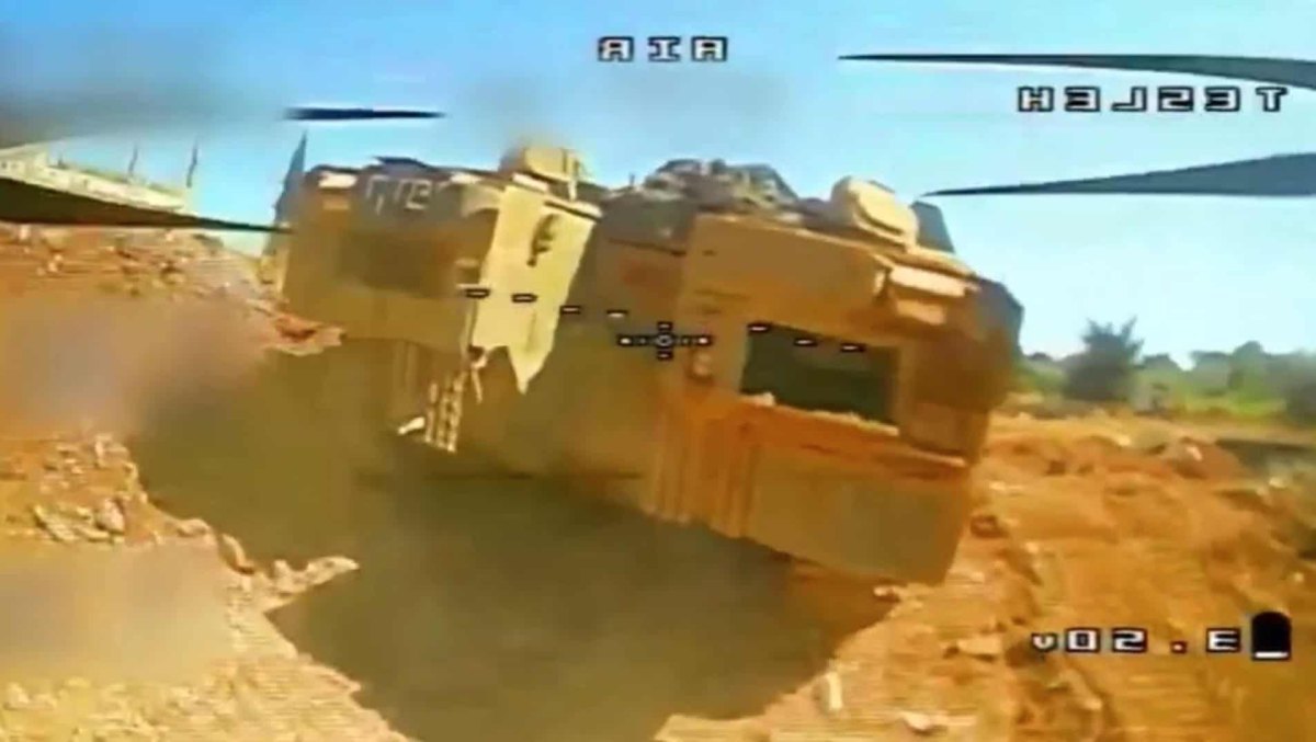 FPV-дрон Хезболли уражає задню частину бронетранспортера Namer армії Ізраїля, травень 2026. 