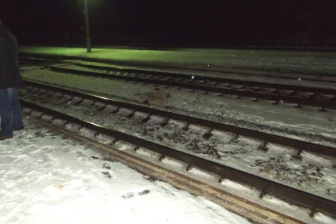В Ровенской области женщина погибла под поездом, на который спешила