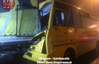 В Киеве маршрутка на полном ходу врезалась в фуру