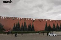 Сильный ветер повредил одну из стен московского Кремля