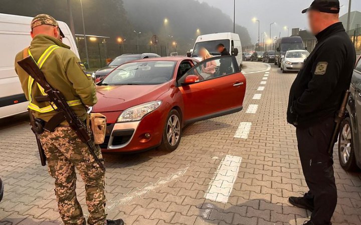Громадянка Польщі намагалась під ковдрою вивезти 32-річного українця за кордон