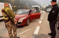 Громадянка Польщі намагалась під ковдрою вивезти 32-річного українця за кордон
