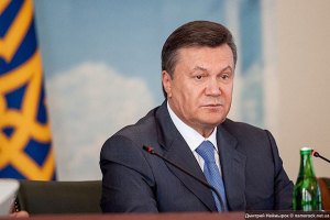 Янукович принял отставку Азарова 