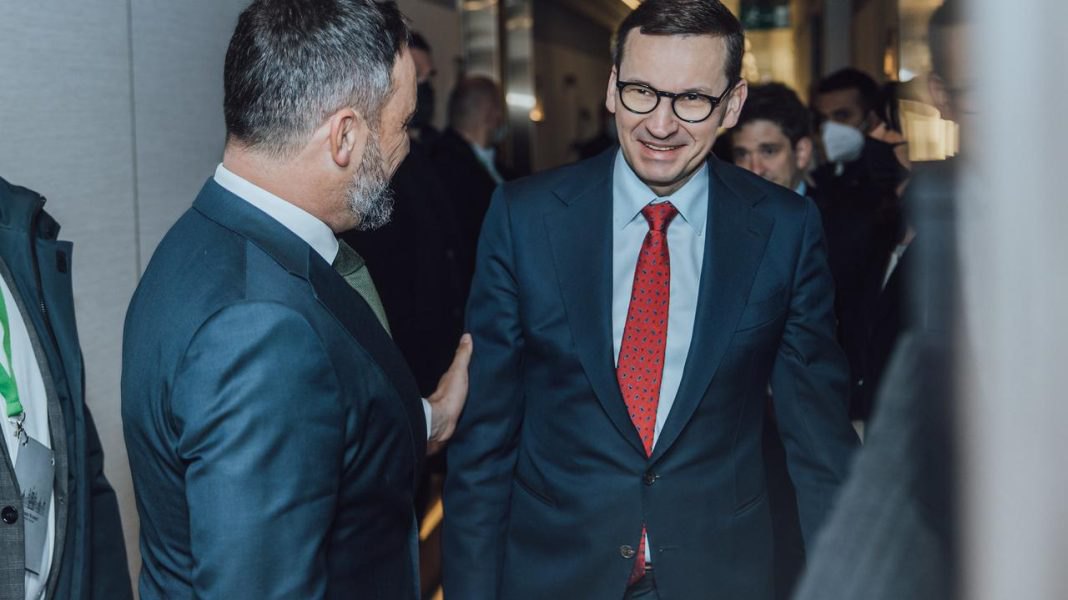 Лідер іспанської ультраправої партії Vox Сантьяго Абаскаль вітає прем’єра Польщі Матеуша Моравецього під час зустрічі в Мадриді
