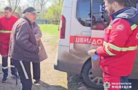 На Донеччині поліцейські евакуювали маломобільне подружжя з Костянтинівки 