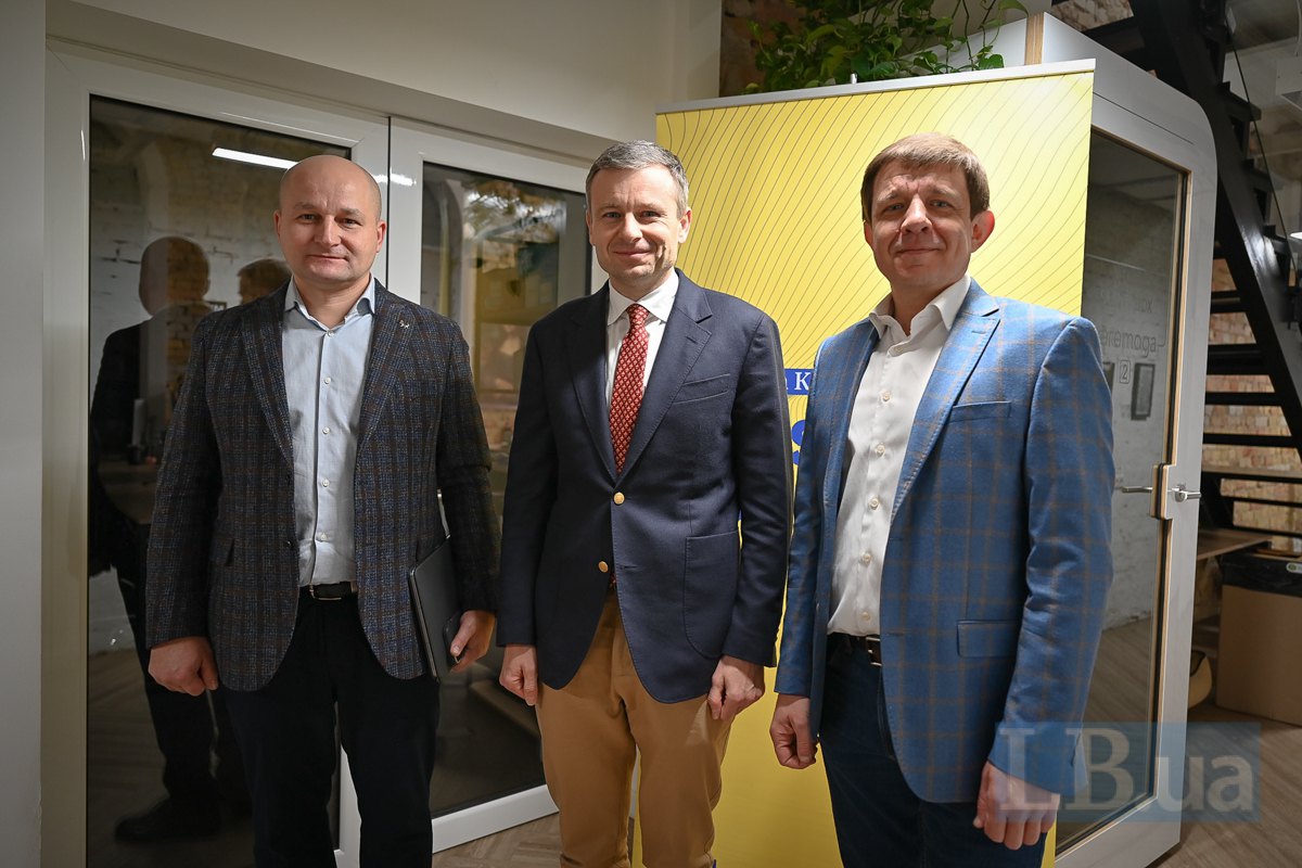 ВО ректора Державного податкового університету Дмитро Серебрянський, міністр фінансів Сергій Марченко і Юрій Хоменко, International Transfer pricing (праворуч)