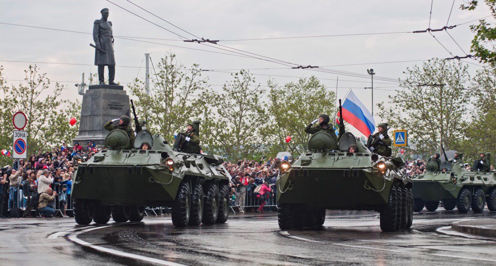 Російські бронетранспортери під час військового параду з нагоди 69-ї річниці «перемоги над нацистською Німеччиною у Другій світовій війні» в Севастополі, 9 травня 2014 року.