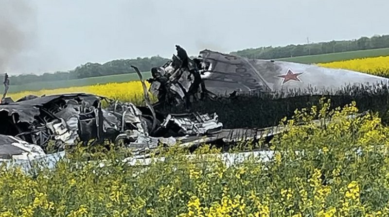 Бомбардувальник Ту-22М3, що впав у поле на території Червоногвардійського округу Ставропольського краю 19 квітня 2024 року