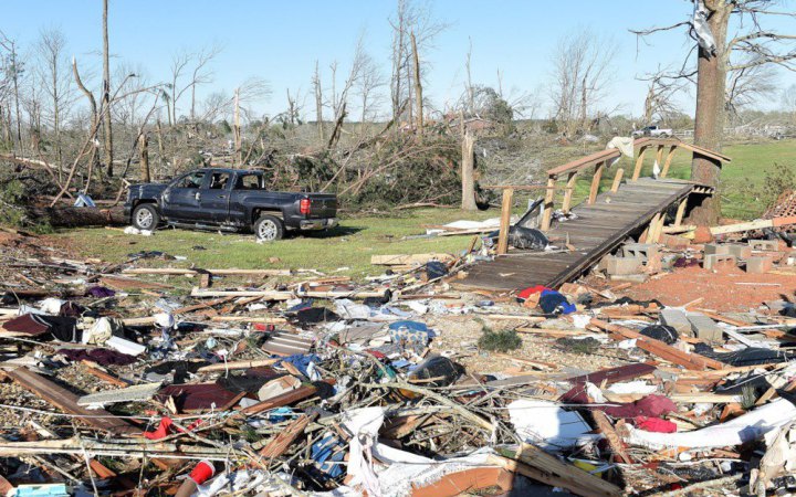 Унаслідок торнадо та штормів у США загинуло щонайменше 16 людей