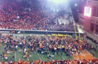 Фанаты взяли штурмом футбольное поле в Оклахоме