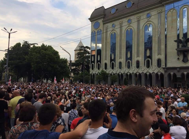 В Грузии массовые протесты из-за скандала с российским депутатом, полиция применила слезоточивый газ (ФОТО, ВИДЕО) 1