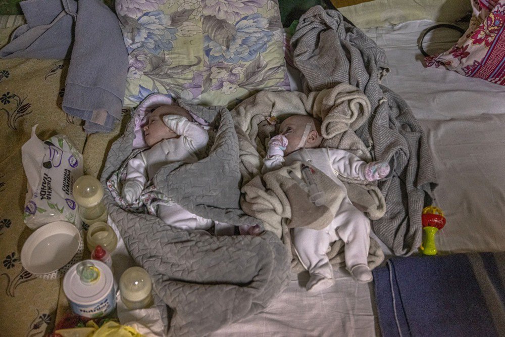 Недоношені немовлята в підвалі Охматдиту, який використовують як укриття під час обстрілів Києва, 1 березня 2022 р.